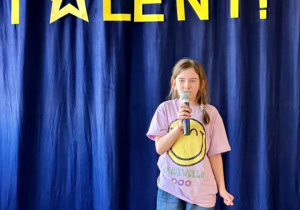 Ewa z klasy trzeciej "a" prezentuje talent wokalny wykonując piosenkę.