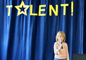 Lilijana z klasy pierwszej "a" prezentuje talent wokalny wykonując piosenkę.