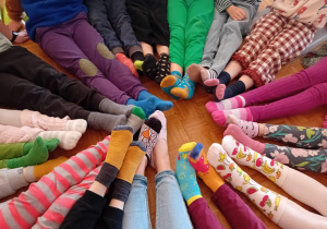 Kolorowe i różnorodne skarpetki pieknie prezentują się na stopach uczniów.