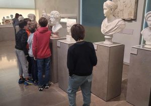 Uczniowie oglądają rzeźby.