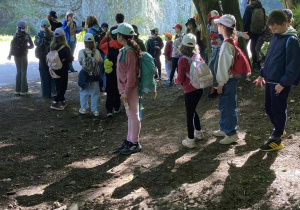 Uczniowie zwiedzają Ojcowski Park Narodowy.