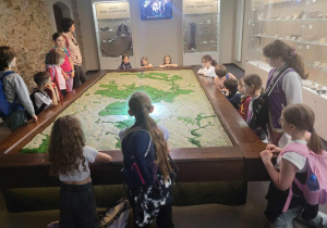Uczniowie zwiedzają wystawę w Muzeum Przyrodniczym.