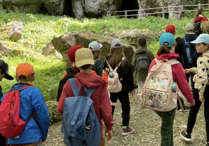 Uczniowie są w drodze do Jaskini Wierzchowskiej.