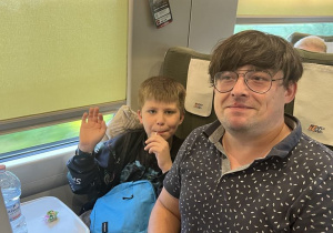 Uczeń i Panem Wiktorem siedzą w pociągu.