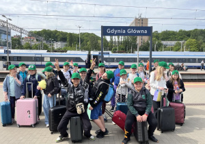 Cała klas stoi na peronie pod znakiem "Gdynia Główna".