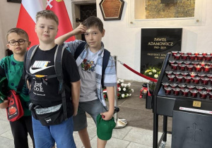 Chłopcy zatrzymali sie przy grobie Pana Prezydenta Pawła Adamowicza, aby uczcić Jego pamieć.