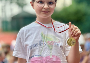 Uczennica podczas dekoracji medalami.