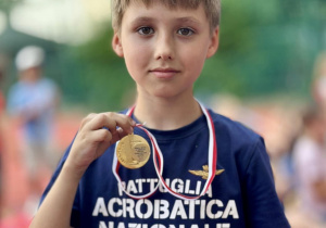Uczeń podczas dekoracji medalami.