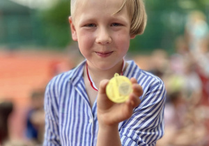 Uczeń podczas dekoracji medalami.