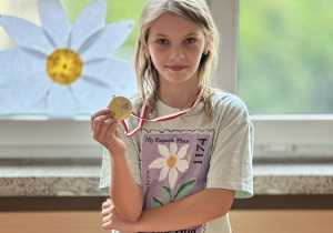 Nina podczas dekoracji medalami.