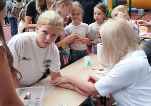 Tatuaże cieszyły się ogromnym zainteresowaniem wśród uczniów. Pani Beata i Pani Magda miały ręce pełne pracy.