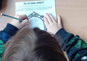 Uczeń odpowiada pisemnie na pytanie: za co lubię siebie?