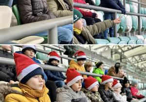 Uczniowie siedzą na trybunie stadionu i słuchają historii klubu.