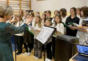 Chór szkolny "Srebrne Głosy" śpiewa "Hymn Szkoły".