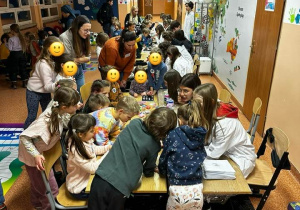 Na szkolnym korytarzu czekały eksperymenty chemiczne, fizyczne i biologiczne, zabawy z piłkami i fotobudka.