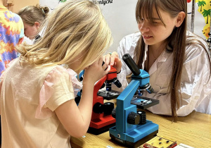 Dzieci (pod opieką ósmoklasistów, których przygotowała pani od chemii) biorą udział w eksperymentach.