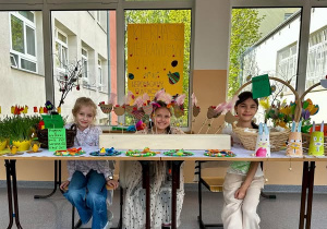 Trzecioklasistki zapraszają na zakupy.