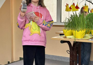 Uczennica zakupiła zająca ze skarpetki.