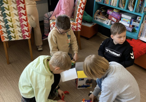 Na zakończenie wizyty w bibliotece uczniowie spędzili czas przy zabawach konstrukcyjnych.