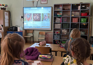Pełne zaangażowanie uczniów w wykonanie prac plastycznych "Portret paluchowego psa".