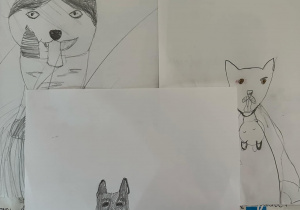 Portrety paluchowych piesków wykonanych przez dzieci.