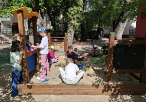 W nowej piaskownicy dzieci mogą bawić w sklep, szkołę i w co tylko zechcą.