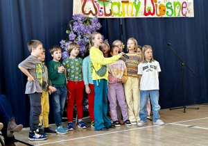 Klasa 3b deklamuje wierszyk o wiośnie.