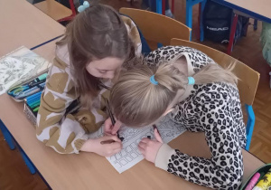 Uczennice kolorują kolorowanki nawiązujące do tematu projektu.