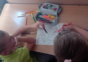 Uczniowie kolorują kolorowankę nawiązującą do tematu projektu.