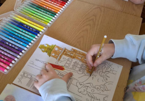 Uczennice kolorują kolorowanki nawiązujące do tematu projektu.