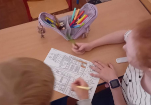 Uczniowie kolorują kolorowankę nawiązującą do tematu projektu.
