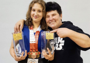 Kasia po dekoracji medalami i pucharami.