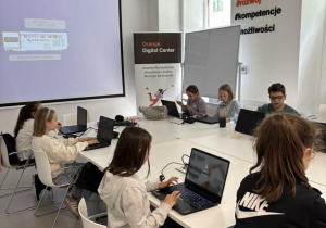 Uczniowie znajdują się w Strefie druku 3D. Każdy uczeń siedzi przy komputezre na którym przejdzie krótkie szkolenie z projektowania modelu do druku.