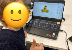 Uczniowie wykonują projekt modelu 3D.