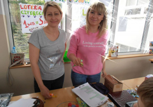 Koordynatorki loterii, Pani Małgorzata i Pani Kamila, nauczycielki świetlicy szkolnej.