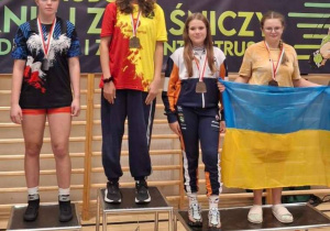 Kasia stoi na podium podczas dekoracji medalami.