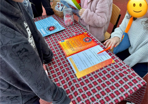 Dziewczynka zdaje test z pierwszej pomocy.