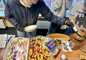 Owoce w czekoladowej polewie cieszyły się ogromnym zainteresowaniem.