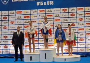 Kasia stoi na podmium podczas dekoracji medalami.