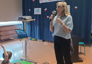 Organizator konkursu, pani Katarzyna, zapowiada wydarzenie oraz jego uczestników.