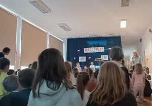 Uczestnicy stoją w miejscu, gdzie znajduje się scena czekając na rozpoczęcie konkursu.