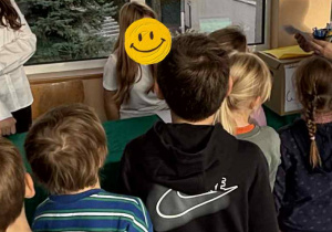 Uczniowie stoją w kolejce do głosowania.
