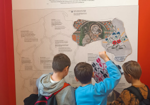 Dzieci ukladają puzzle - Kwiatową mapę Polski.