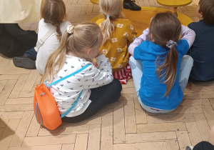 Dzieci uczestniczą w zajęciach w Sali Żółtej.