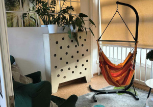 Strefa relaksu na pierwszym piętrze, to najświerzsza inwestycja w spokój naszych uczniów. Zamknięte pomieszczenie - z wygodnymi fotelami, zielenią kwiatów i miękkim dywanem - daje wytchnienie i relaks.