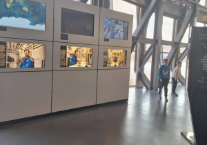 Uczniowie oglądają wystawę.