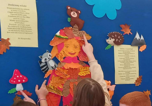 Uczniowie pokazują swoje szyciaki.