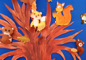 Szyciaki pięknie prezentują się na jesiennym drzewie.