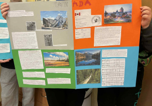 Kanada - uczniowie prezentują swój plakat.