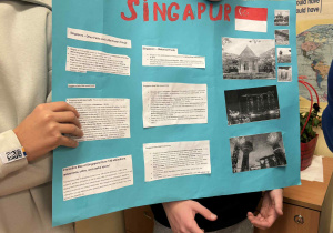 Singapur - uczniowie prezentują swój plakat.